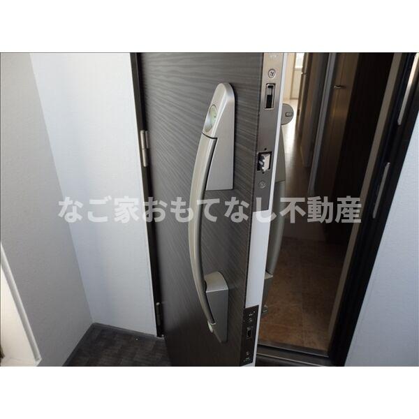 玄関　※写真は別号室