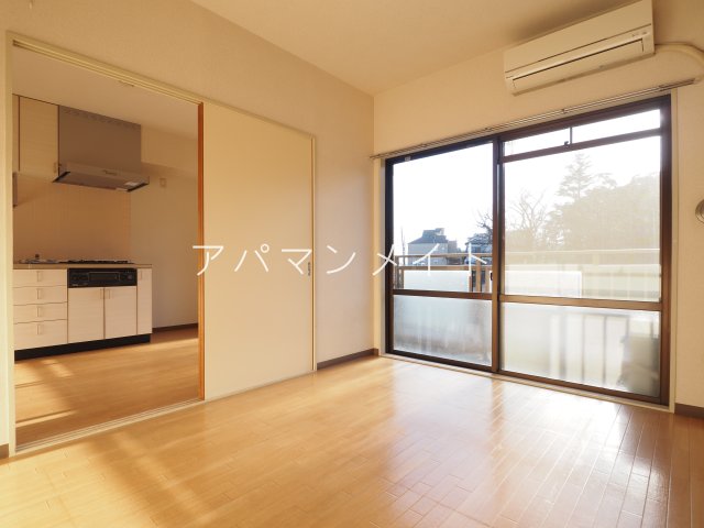 居室・リビング　こちらの居間で趣味の時間をお楽しみください