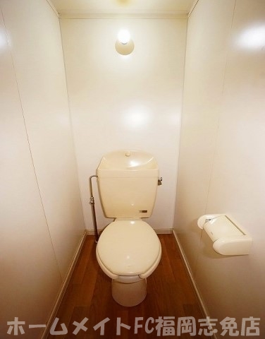 ＪＲ香椎線 酒殿駅 2階建 築31年のトイレ写真