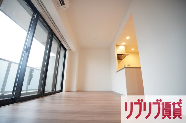 ＪＲ総武線 千葉駅 徒歩4分 15階建 築3年の居間写真