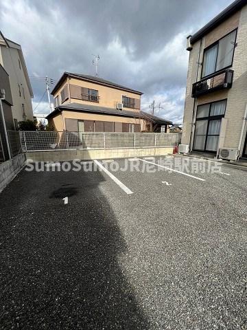 駐車場　駐車場があるので、車を買う予定の方も安心です