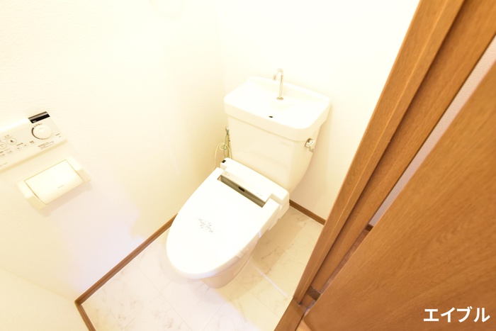 トイレ　反転タイプの別のお部屋になります