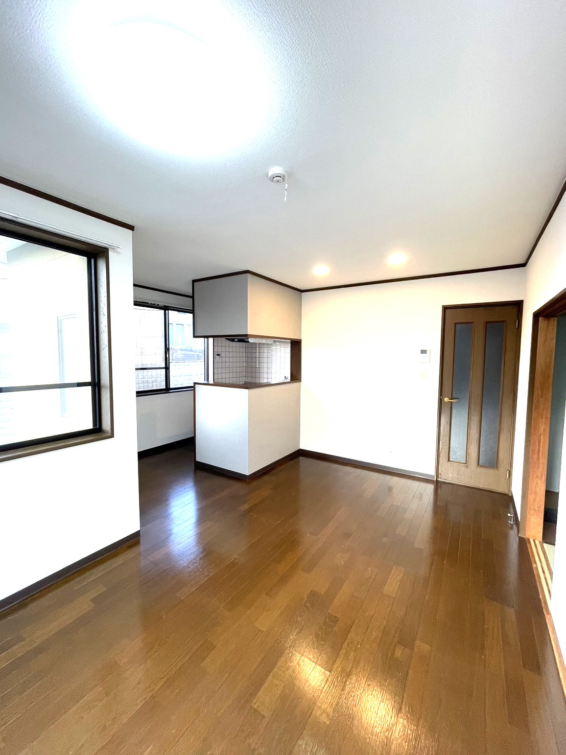 園部町小山西町 戸建の居間写真