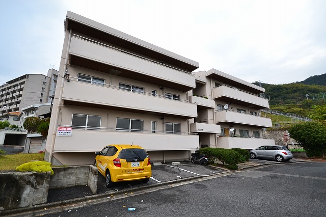 広島市西区井口台のマンションの建物外観