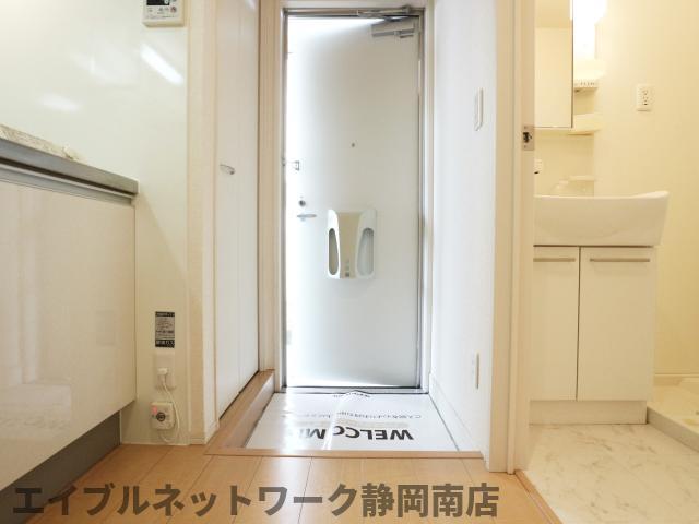 玄関　収納もある玄関です