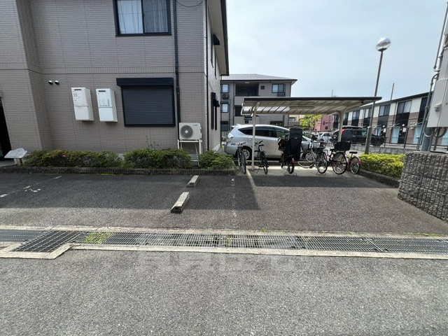 【枚方市伊加賀西町のアパートの駐車場】