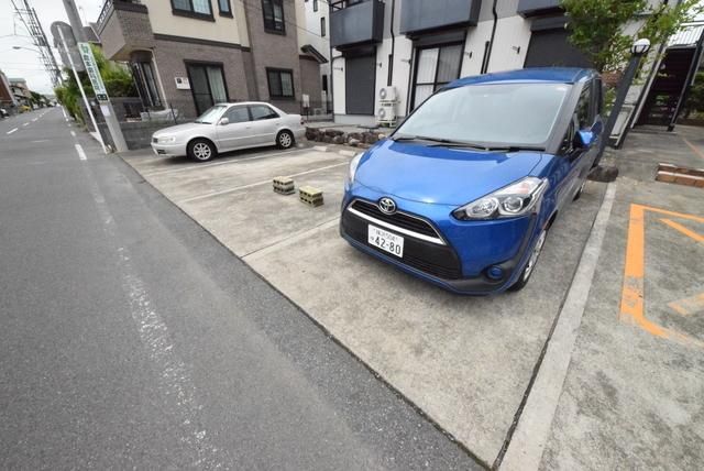 【茅ヶ崎市菱沼のアパートの駐車場】