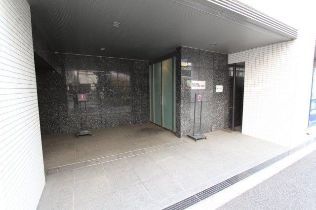 【新宿区左門町のマンションのエントランス】