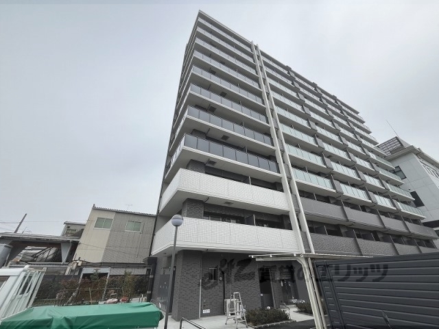 京都市南区東九条南河辺町のマンションの建物外観