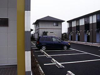 【レオパレスドリームハウス１号館の駐車場】