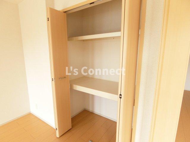 その他設備　南側洋室にも収納付き。