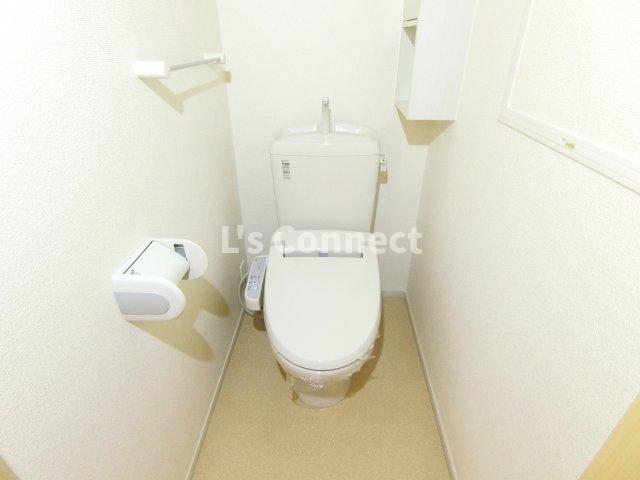 トイレ　温水洗浄便座付きのトイレ。