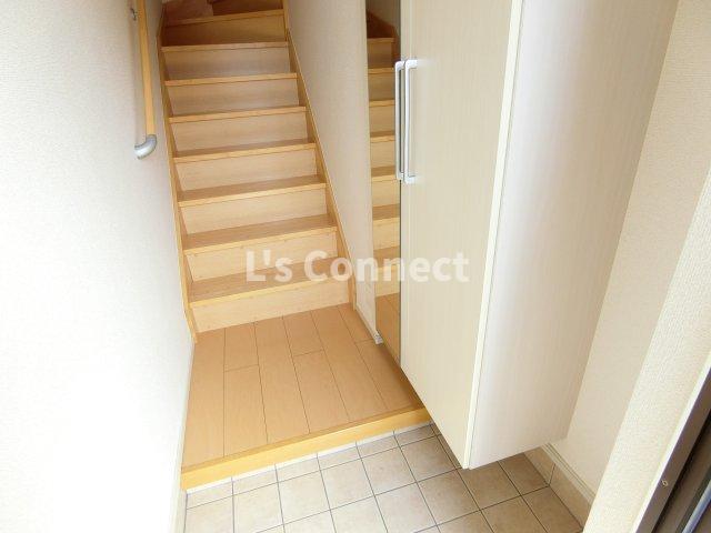 玄関　背の高い下駄箱には鏡付きで身だしなみチェック。