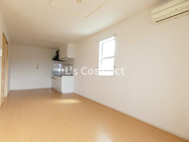 居室・リビング　角部屋で２面に窓があります。