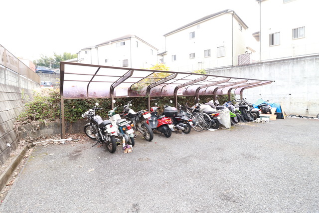 その他共有部分　自転車置き場にバイクを停められます☆