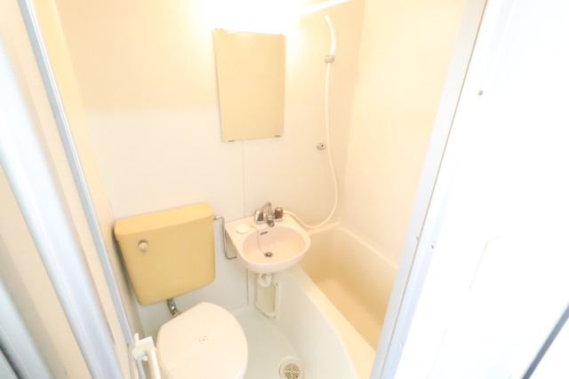 バス・シャワールーム　洗面台の上に鏡があるユニットバスです。丸洗いで清潔に♪
