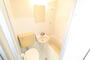 バス・シャワールーム　洗面台の上に鏡があるユニットバスです。丸洗いで清潔に♪