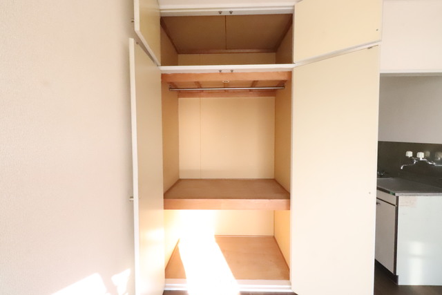 収納　パイプハンガー付きの奥行きがある収納です。