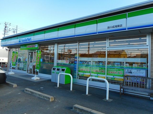 コンビニ　ファミリーマート　成滝東店（コンビニ）まで300m