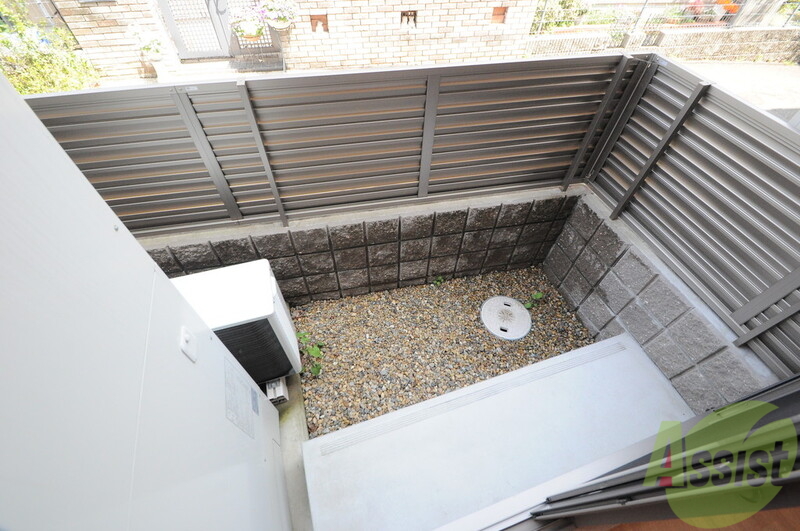 バルコニー　小さな庭付きのバルコニー。簡単な栽培ができますね