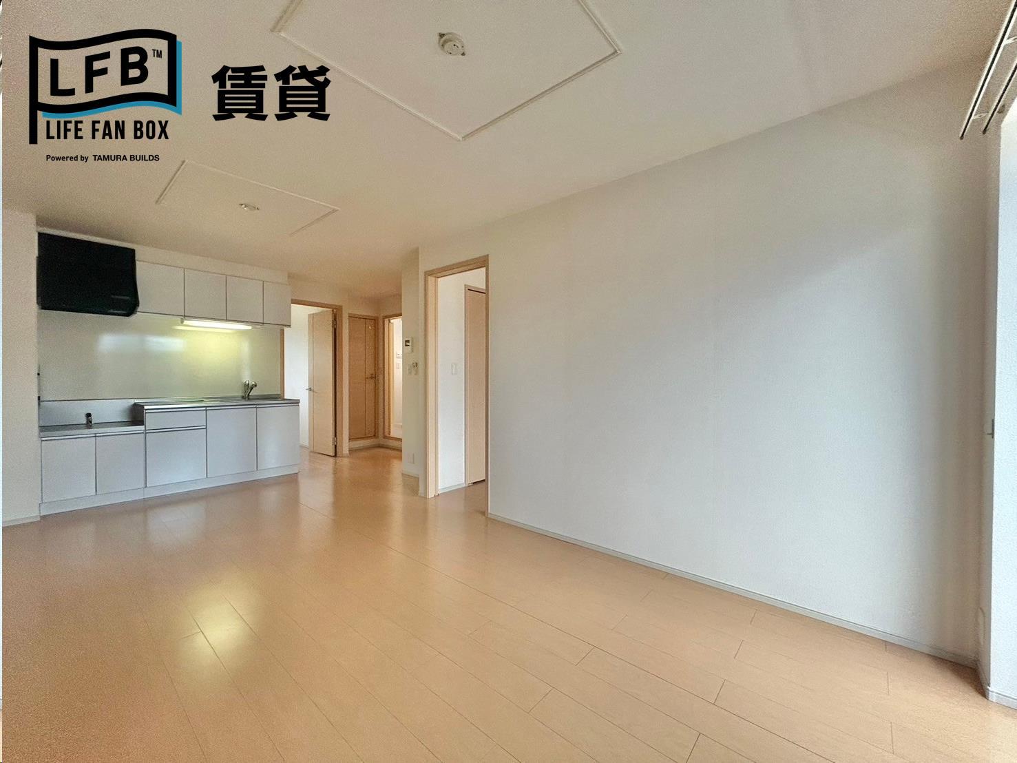 居室・リビング　※反転間取り201号室の室内写真です。壁紙や床の色、仕様が異