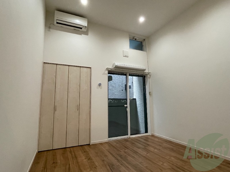 居室・リビング　７帖の洋室です。広々として、きれいですね。