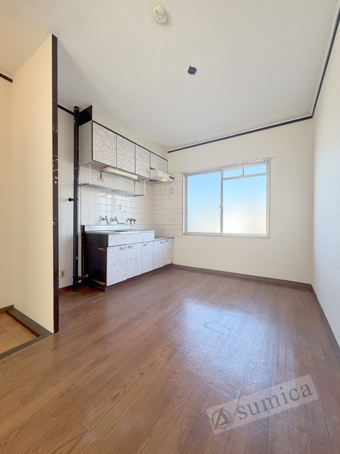 居室・リビング　内装は落ち着いています。おおきな窓で明るさを演出。