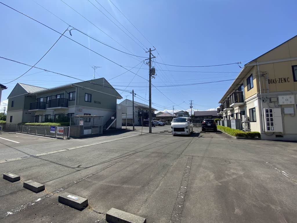 建物外観　駐車場