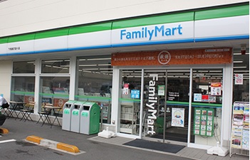コンビニ　ファミリーマート下馬駒沢通り店（コンビニ）まで268m
