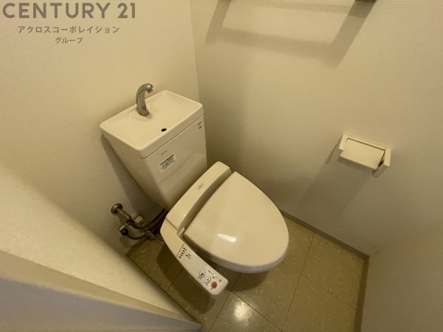 トイレ　温水洗浄便座付きのトイレです♪