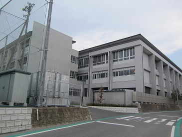 中学校　砥部町立砥部中学校（中学校）まで536m