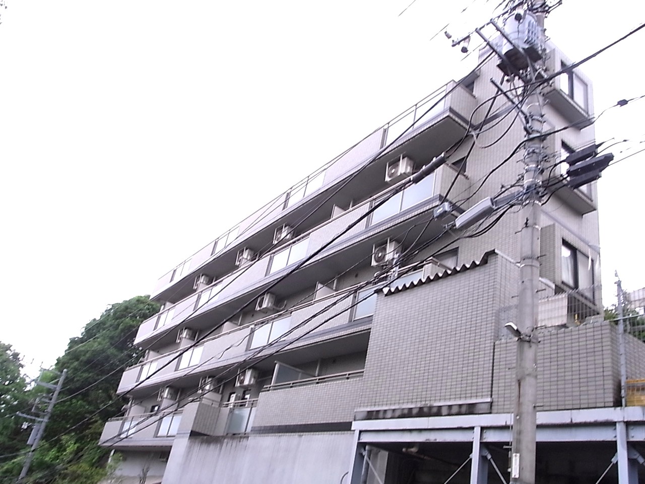 建物外観　駅から徒歩6分　通勤通学に便利