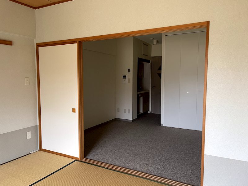 居室・リビング　カーペットが引いてあるので足が暖かいですね