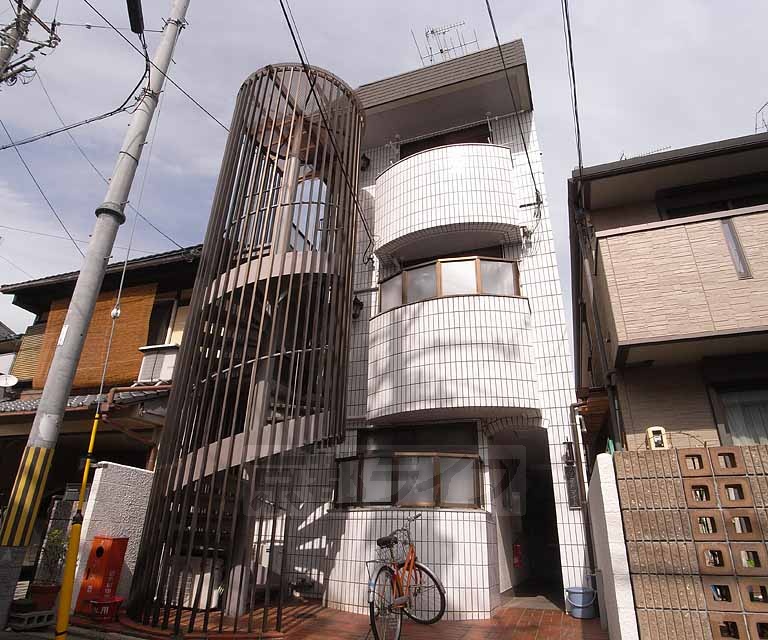 京都市中京区西ノ京御輿岡町のマンションの建物外観