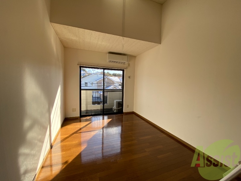 居室・リビング　リビングはこんな感じです。窓が大きくて良く陽が入ってきます。