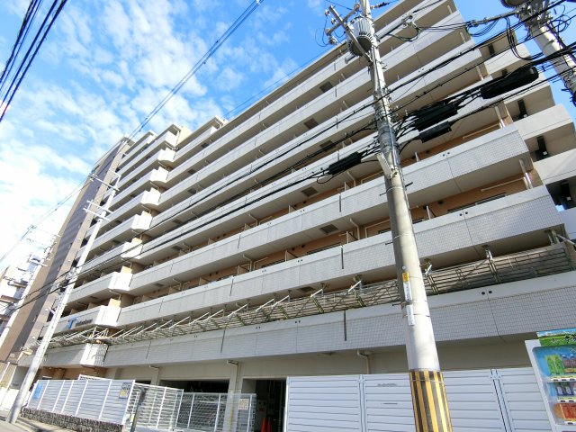 SERENiTE江坂四番館の建物外観