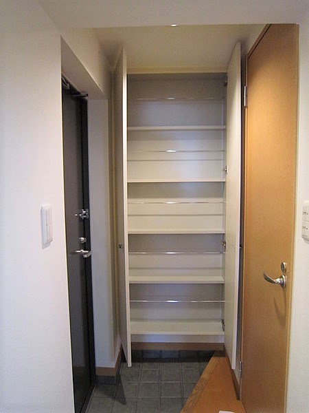 玄関　弊社は全物件が仲介手数料半月分でご紹介可能です。