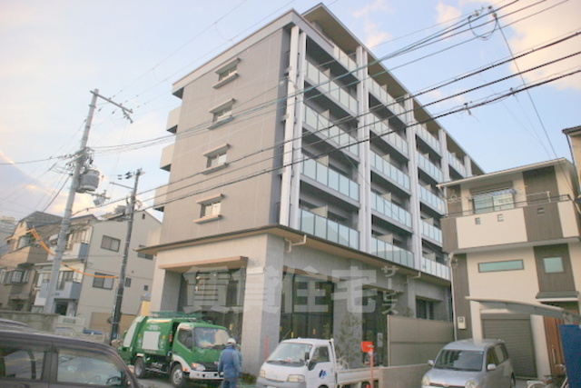 京都市南区吉祥院西浦町のマンションの建物外観
