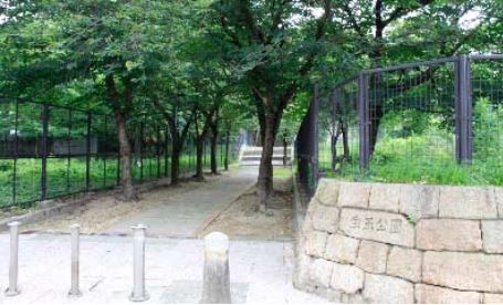 【大阪市天王寺区上本町のマンションの公園】