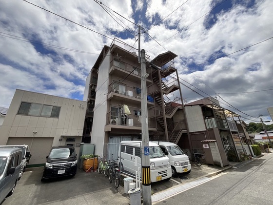 【広島市中区江波二本松のマンションの建物外観】