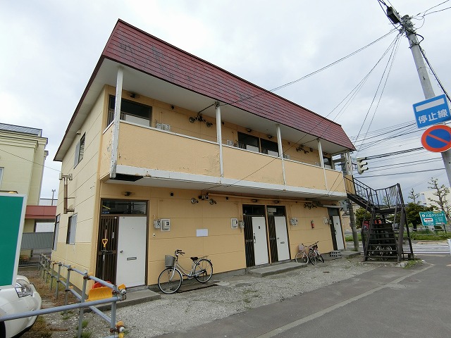 函館市白鳥町のアパートの建物外観