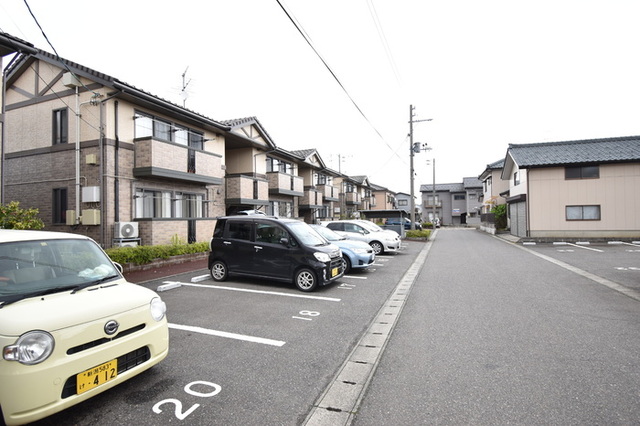 【ロジュマンアンソレイエ　Bの駐車場】