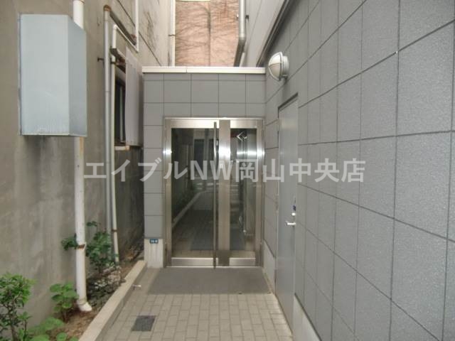 【岡山市北区丸の内のマンションのエントランス】