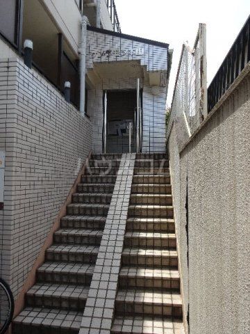 【名古屋市千種区朝岡町のマンションのエントランス】