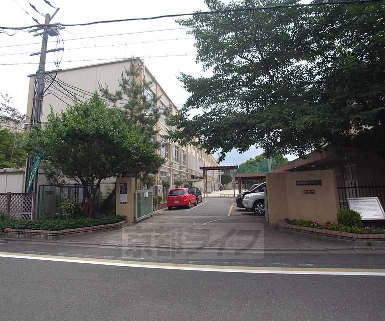 【京都市右京区山ノ内宮前町のアパートの小学校】