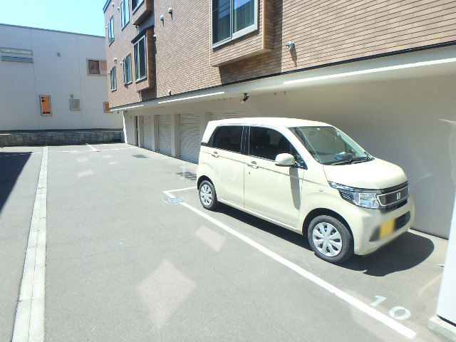 【札幌市白石区菊水元町七条のアパートの駐車場】