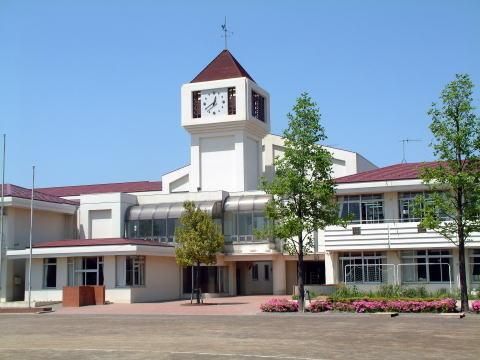 【多摩市鶴牧のマンションの小学校】