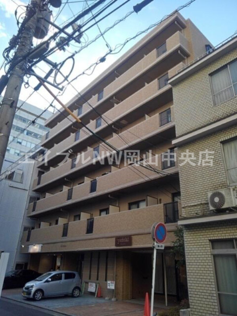 【岡山市北区中山下のマンションの建物外観】