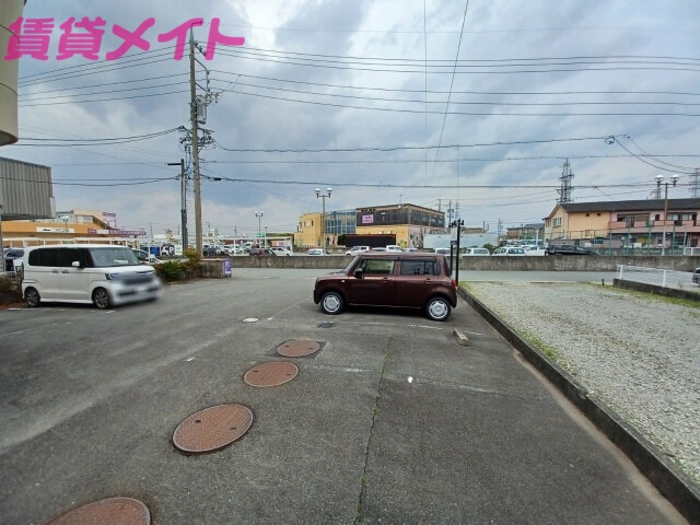 【伊勢市御薗町長屋のアパートの駐車場】