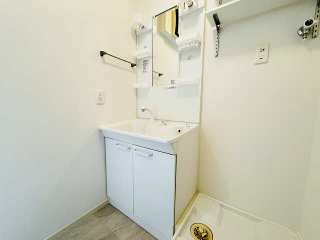 洗面設備　シャワー付洗面台です